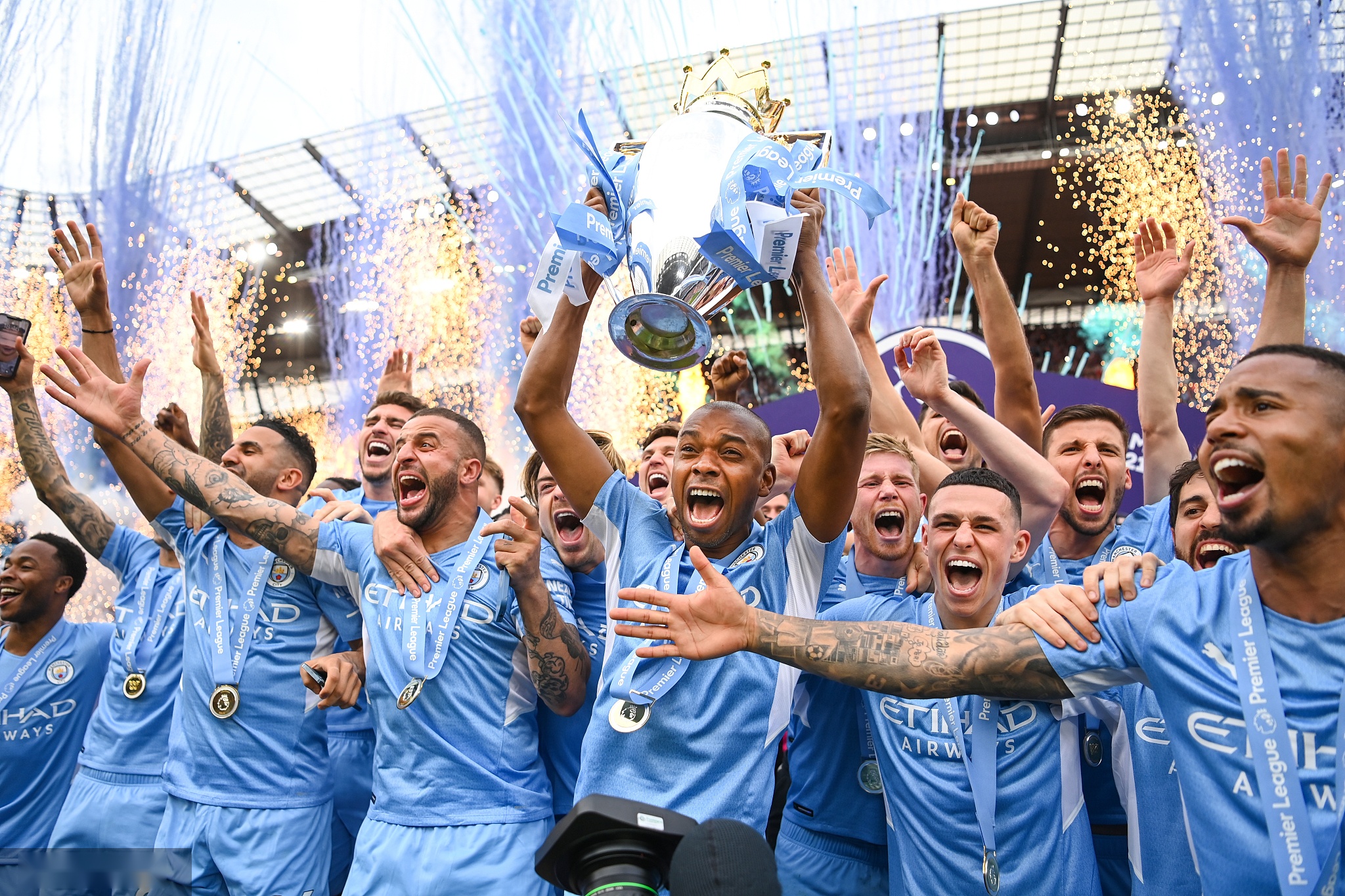 正如在许多 正如在许多